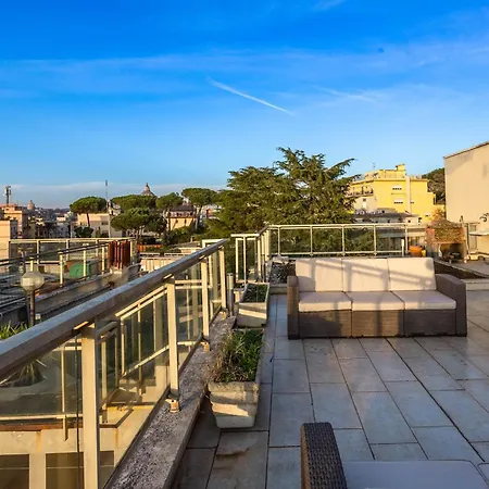 Spacious Penthouse With St Peter View Roma